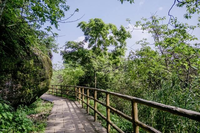 广东名山之首丹霞山，领略大自然鬼斧神工，奇岩怪石特别多