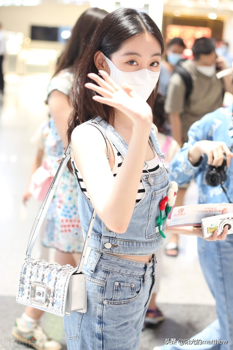 街拍：祝绪丹现身机场，路遇粉丝热情配合摆拍