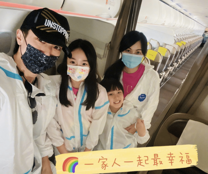 吴尊圣诞节打卡迪士尼，和妻子浪漫亲吻，NeiNei身高快赶上妈妈