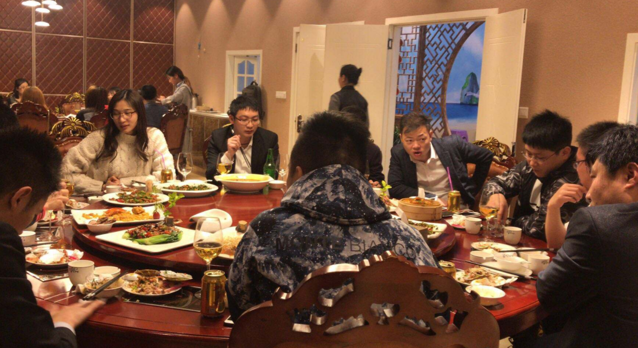 单位饭局领导众多，该如何敬酒？套用这3种话术，能说会道受重用