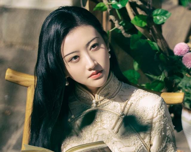 安徽一名美术老师走红了，眉目如画，如同古典美女，绘画水平不低