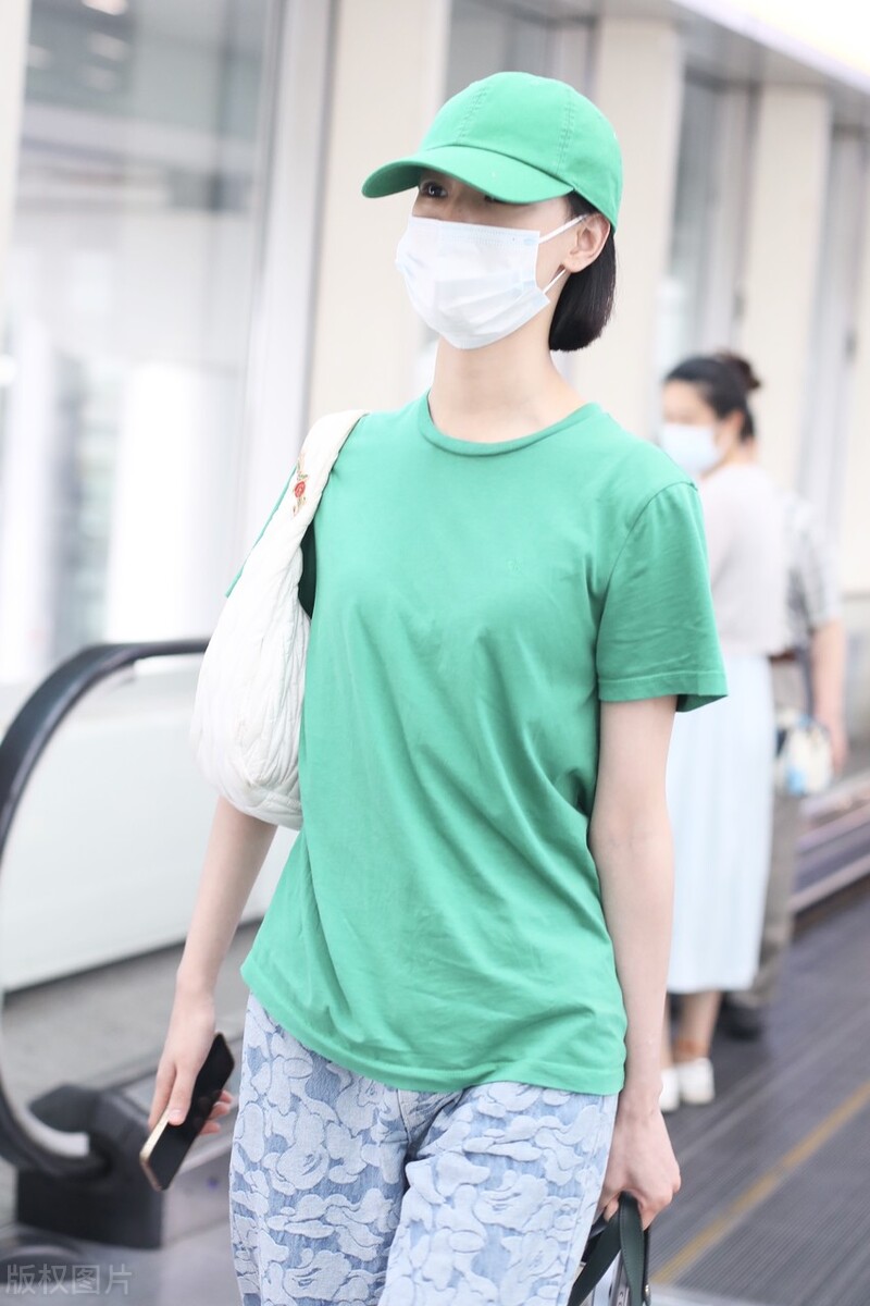 邱天黑色短T搭碎花长裤现身机场穿拖鞋率性大方