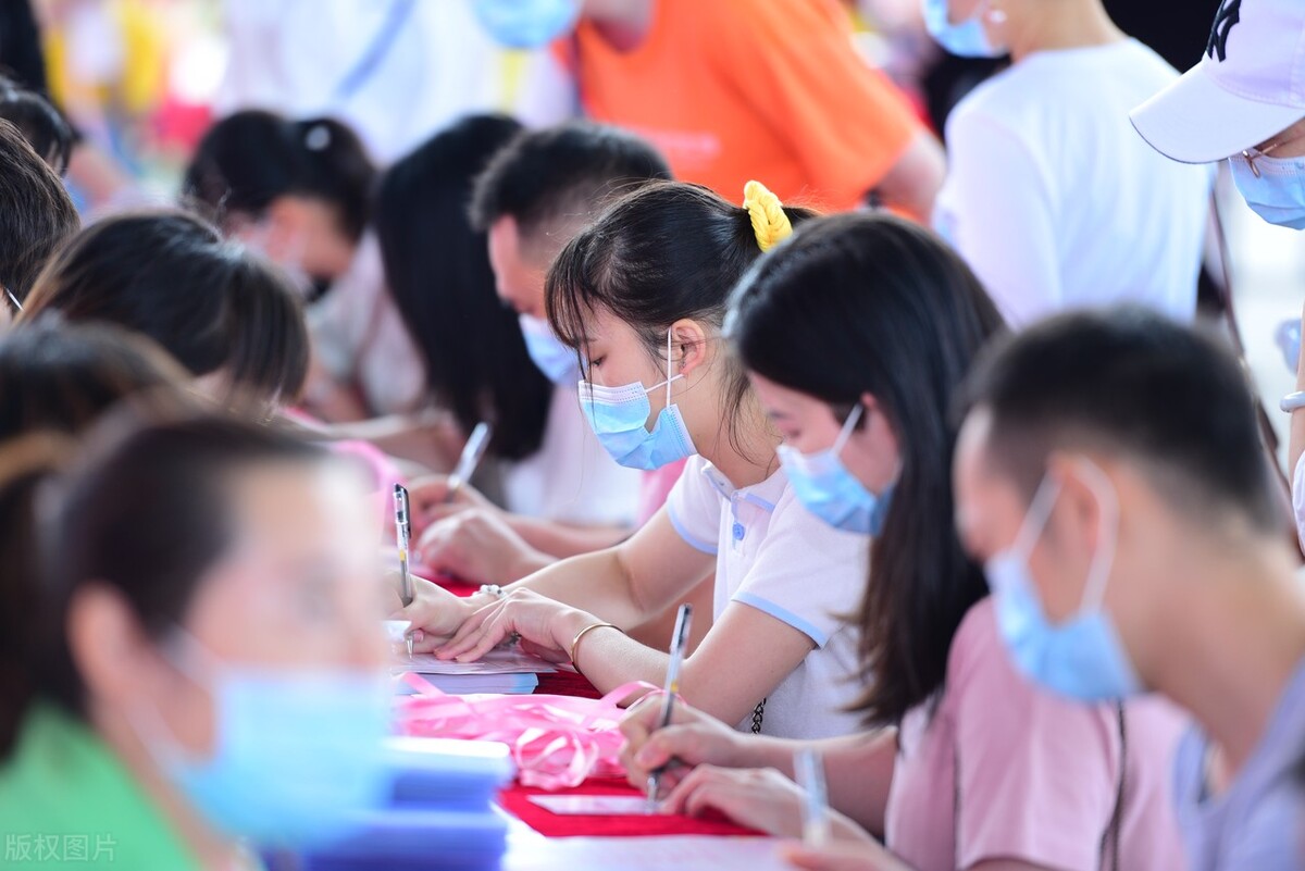 花1万元相亲未果，女子要求中介退费，法院支持吗？