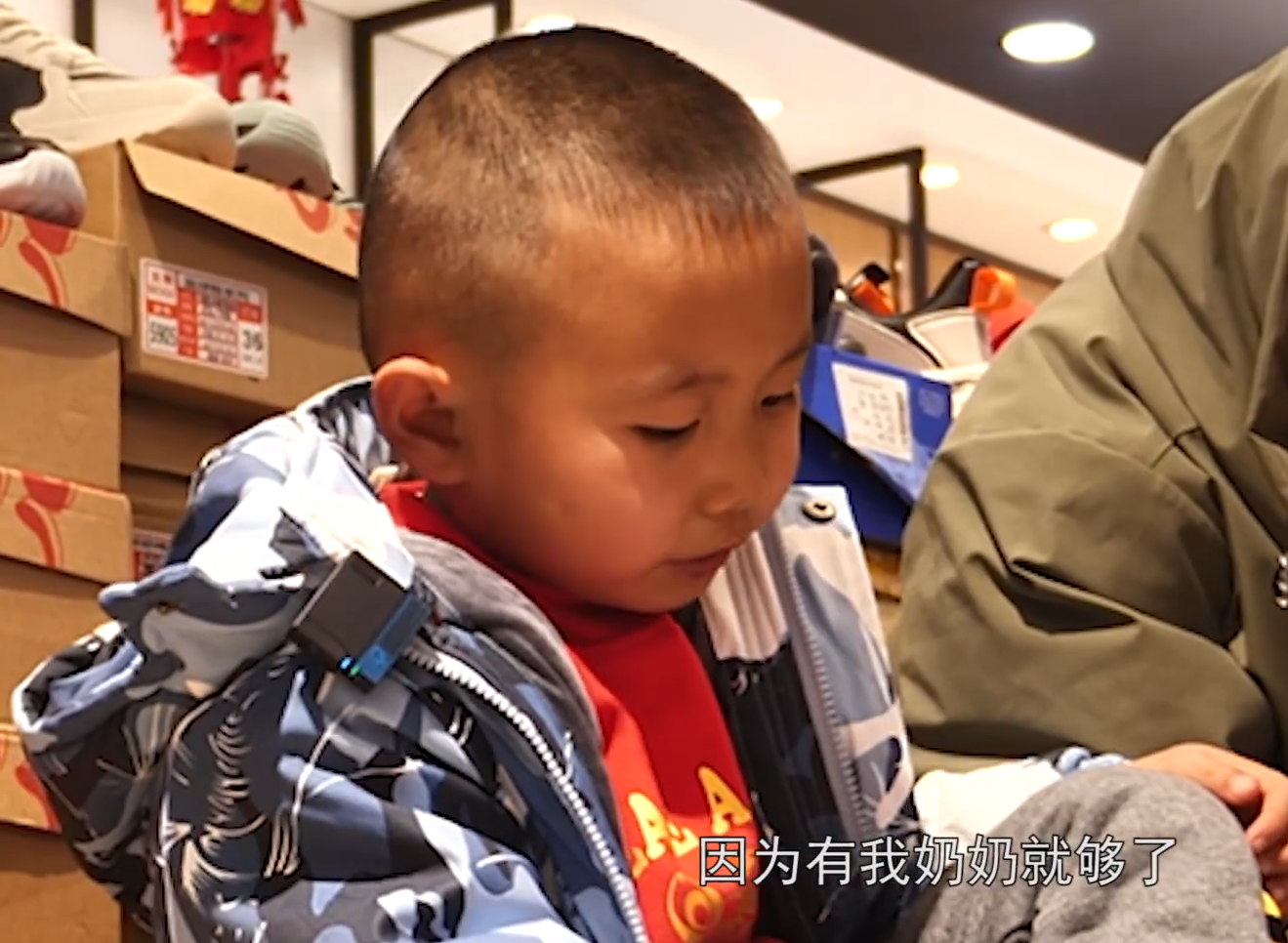 “我妈走了，我爸坐牢了”！7岁男孩憋着不哭，梦想成为消防员