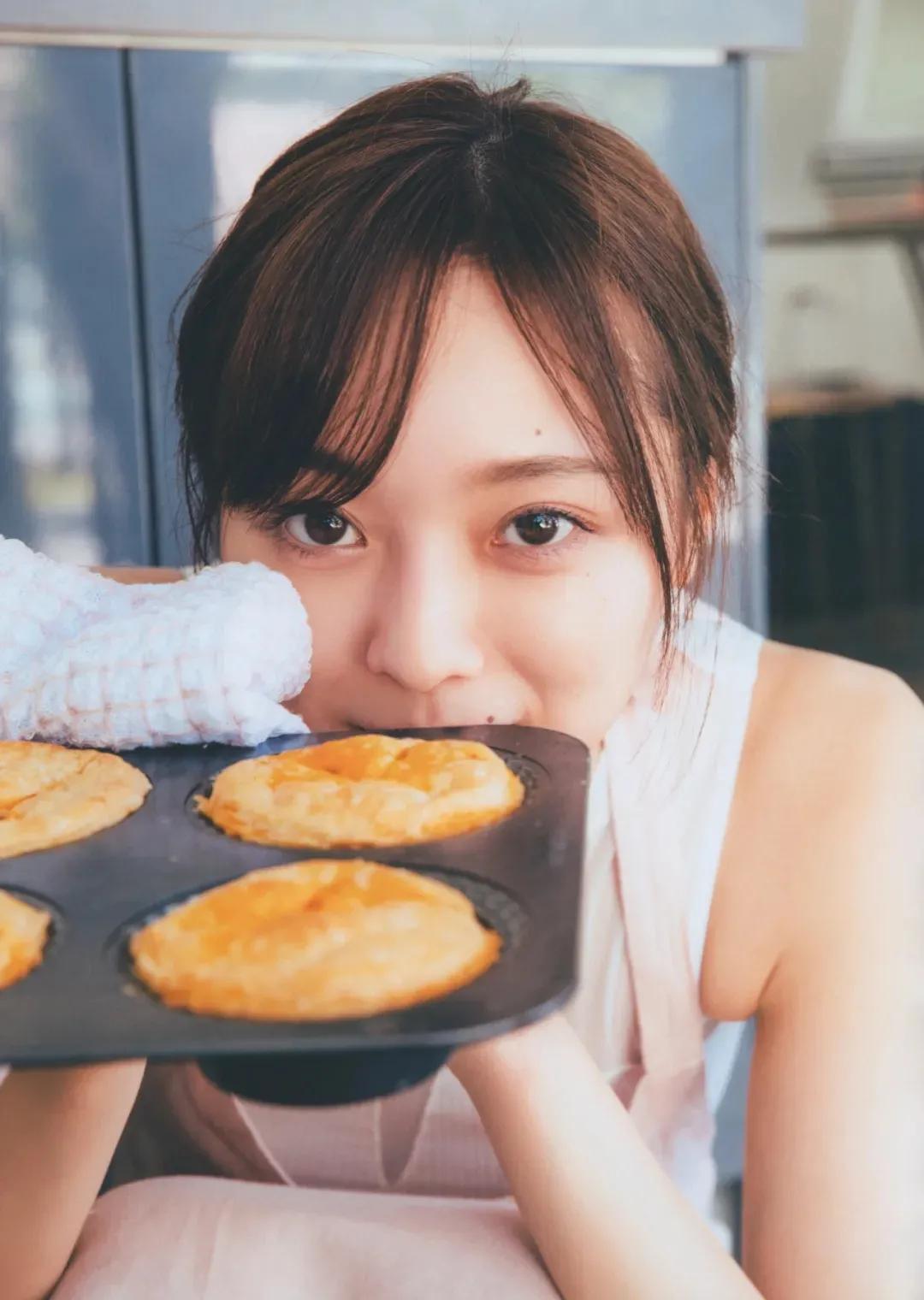 梅泽美波 1st新写真集，化身“吃货”花仙子