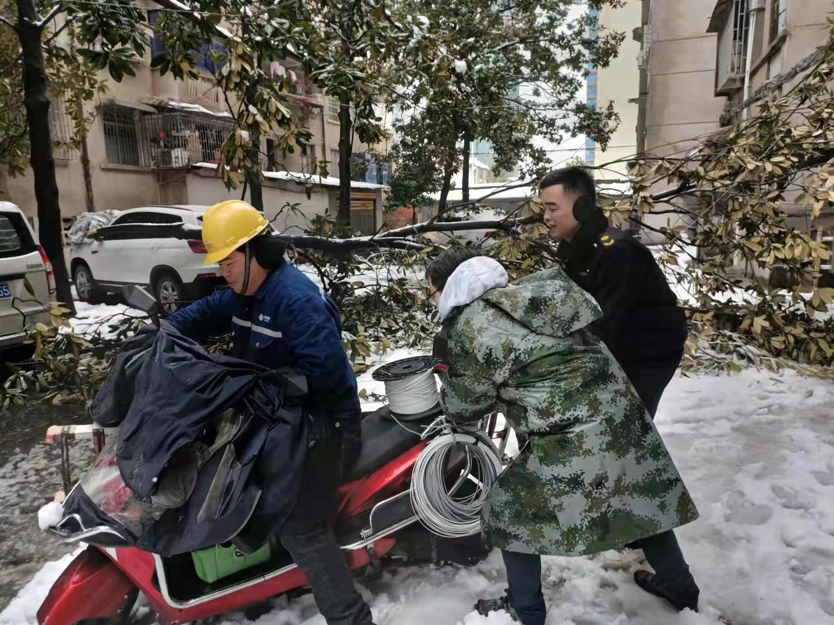 初雪成灾“映初心”，网红依旧“马甲红”