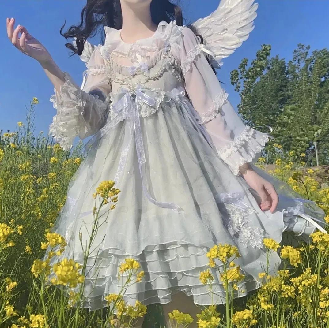 "洛丽塔"女孩是那些穿着超短裙,化着成熟妆容但又留着少女刘海的女生