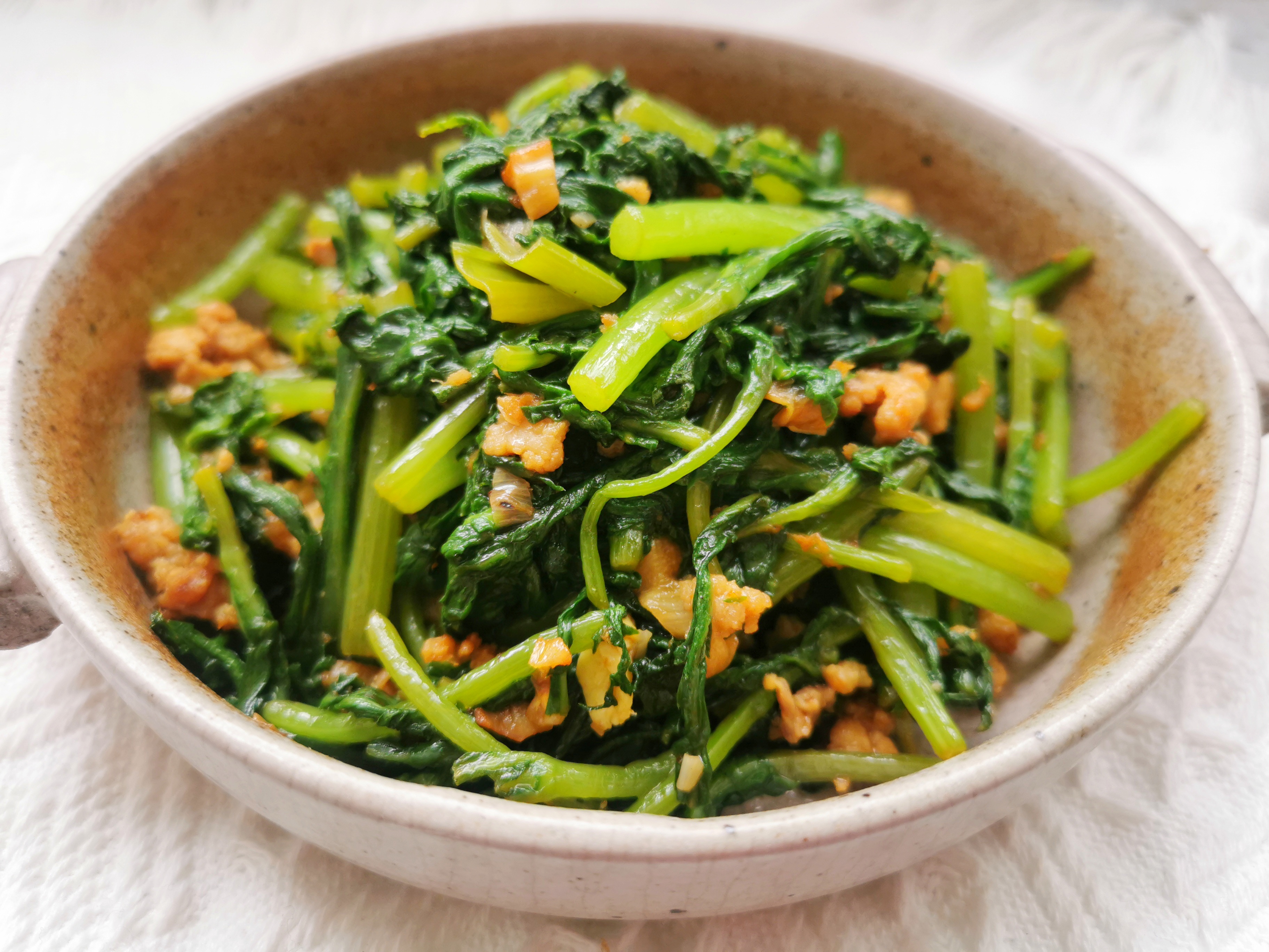 茼蒿被称为"皇帝菜",通肠润便健脾胃,春天失眠多梦要多吃