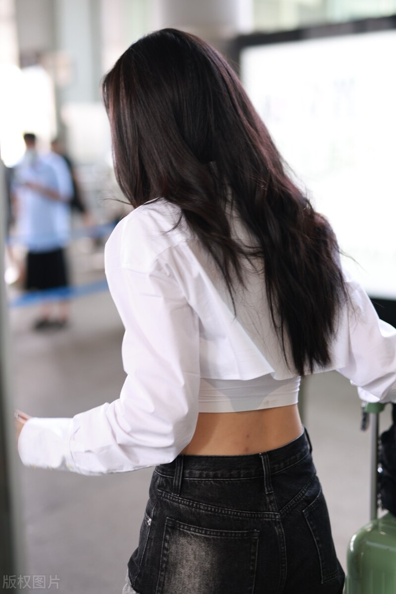 街拍：李莎旻子白色字母印花衬衫+破洞阔腿牛仔裤+拖鞋随性休闲