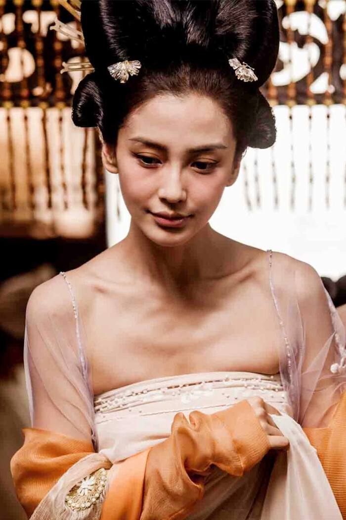 从香港小嫩模,到踢开黄晓明,Angelababy背后的大佬始终深藏不露