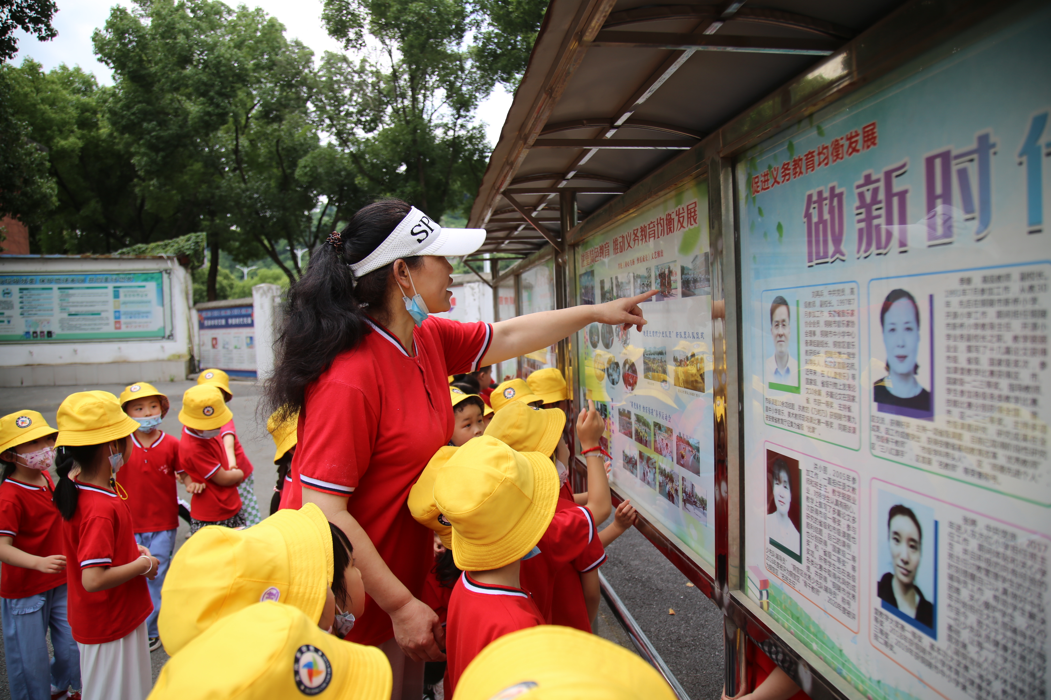 幼儿园孩子进东方红小学 体验小学生活