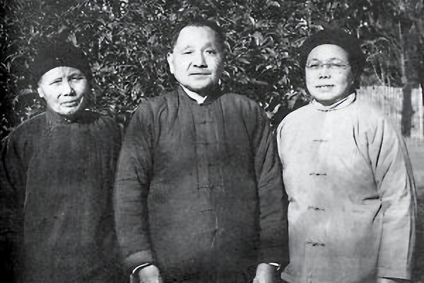 毛主席如何评价邓小平？在纸上写下3字评价，周总理会意后加一字