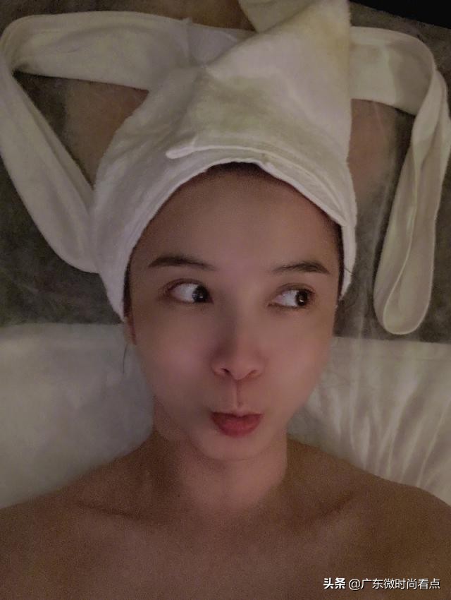 娱乐明星宋佳玩自拍，嘟嘟嘴不少见，少见的是戴浴帽