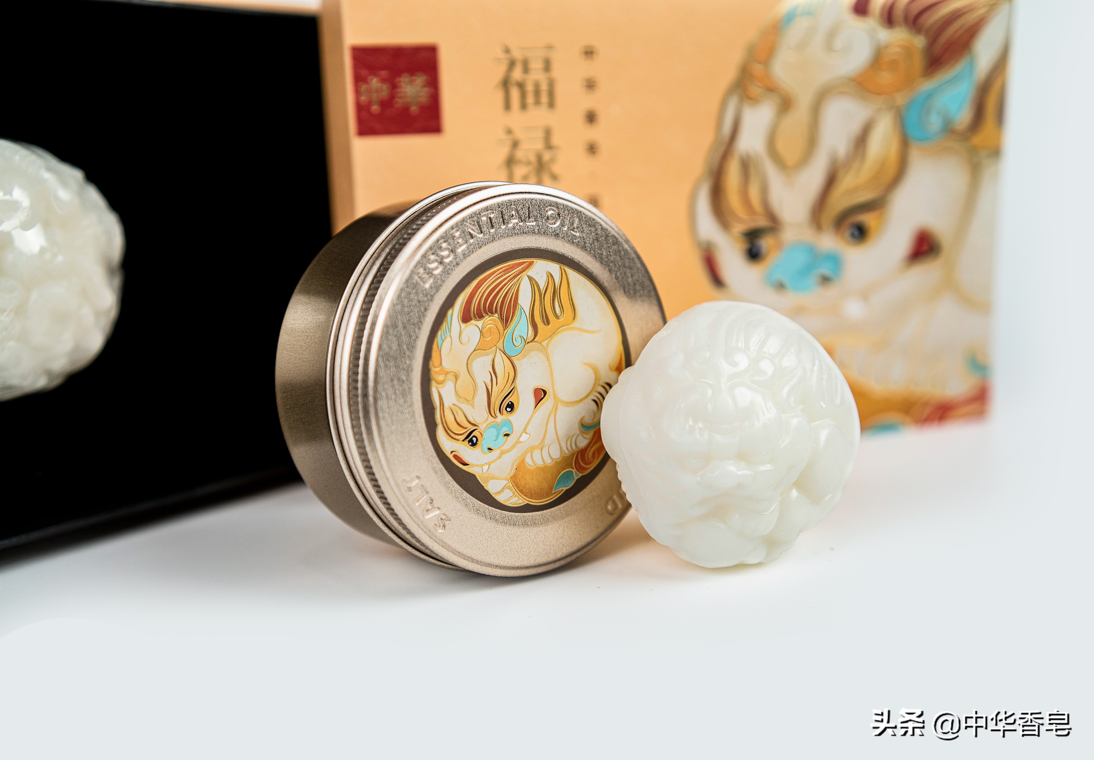 古朴的镇子，踩在湿润的石板路上，赠送福禄双临礼盒令人喜悦无比