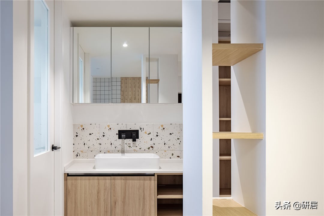 这对夫妻厉害了，50平的家装成了3室，室内温馨舒适，有大量收纳