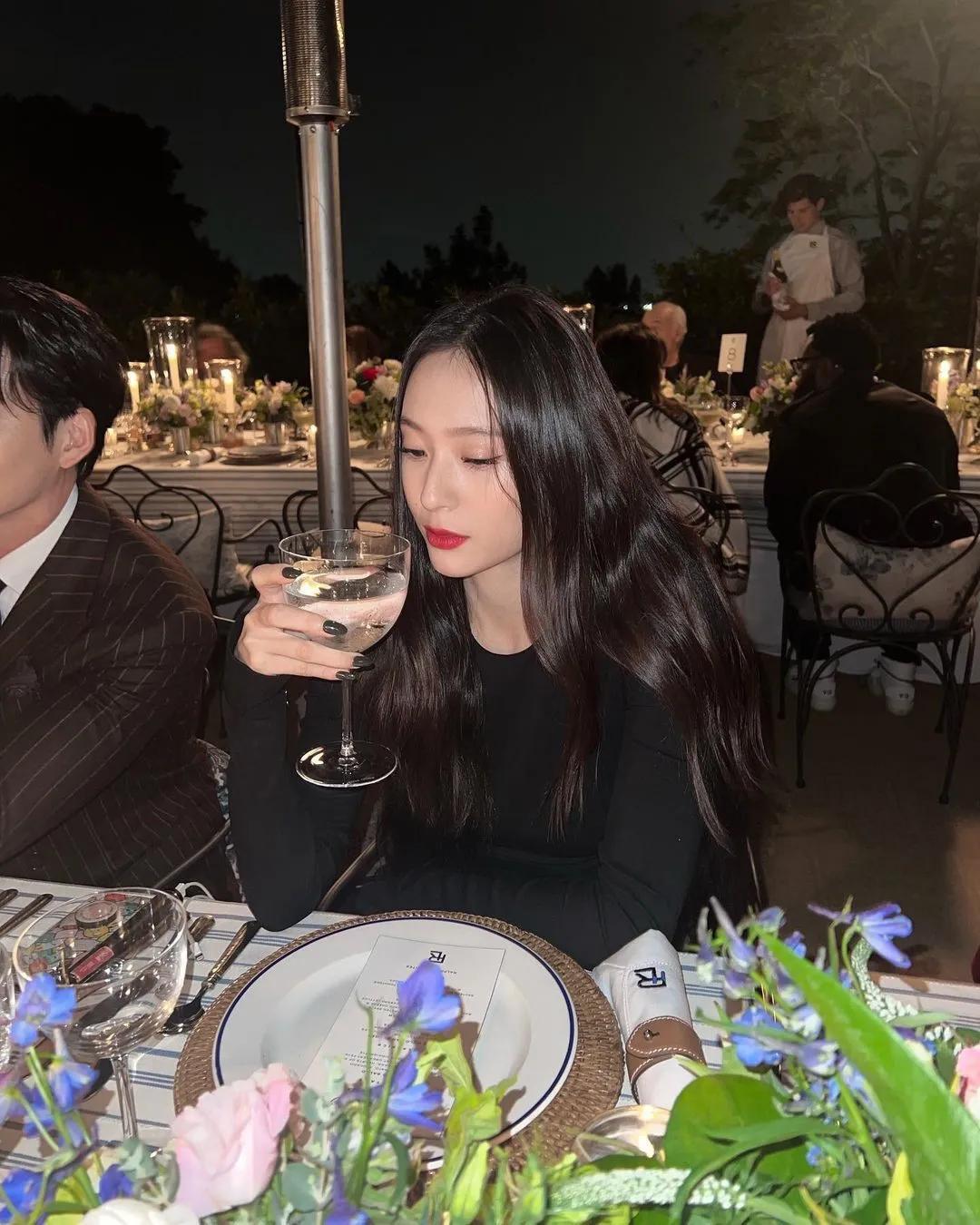 郑秀晶太帅气了，穿长靴搭高开叉黑裙，韩国财阀千金即视感