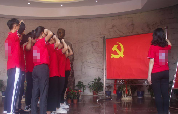 大一和大四对比照走红，男生比女生更亮眼，网友直言不敢相信