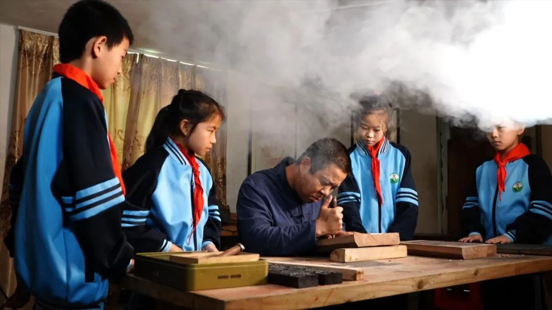 龍巖市攝影家協(xié)會(huì)鄉(xiāng)村振興攝影志愿服務(wù)隊(duì)走進(jìn)四堡采風(fēng)創(chuàng)作
