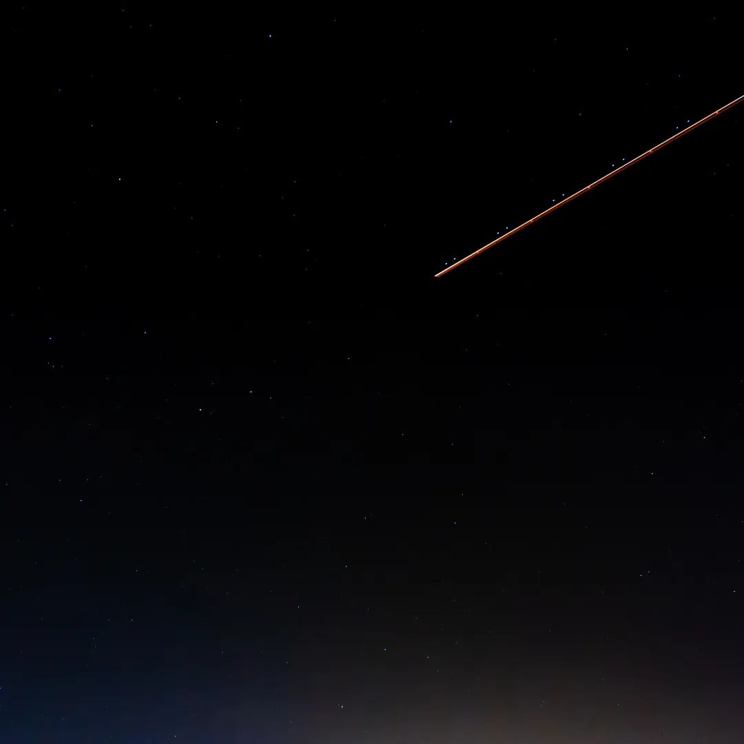 像流星坠落,灿烂夺去了轮廓,刹那过后