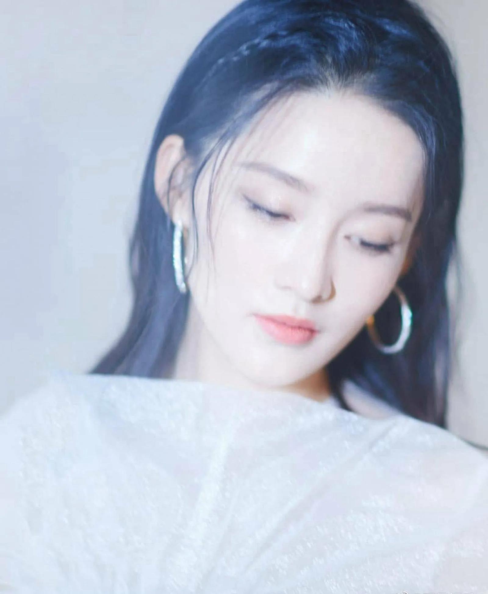 李沁白纱裙优雅恬静