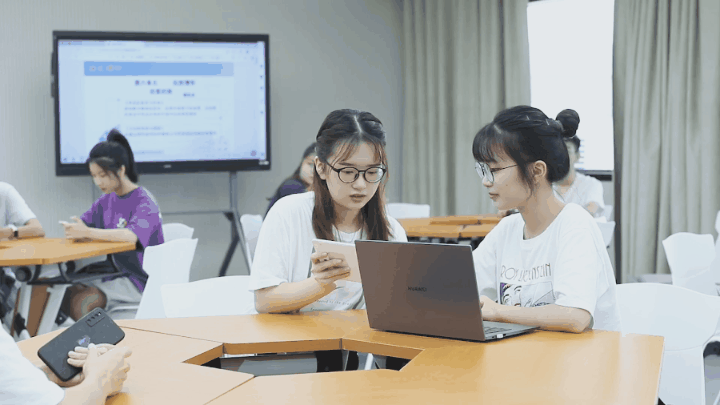 走，一起去看看黑科技下的大学校园的一天