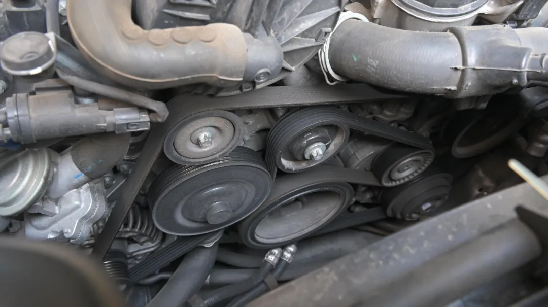 轮系干干净净,这是奔驰常态皮带也很新.