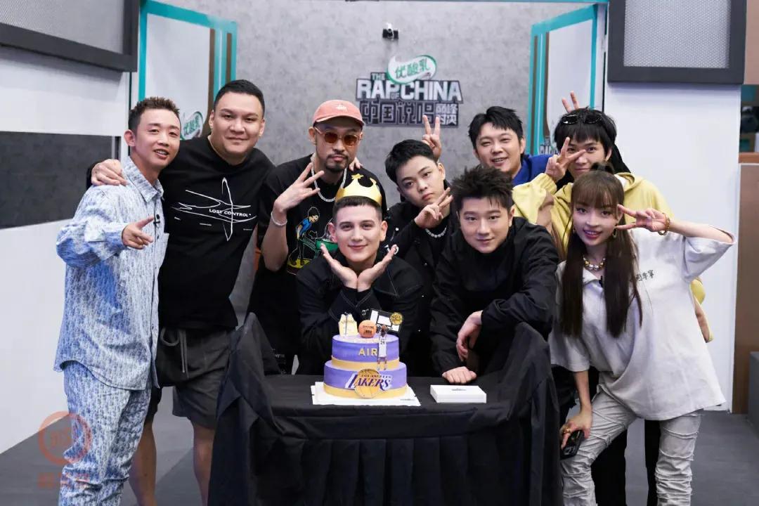 地下八英里突然开怼《中国说唱巅峰对决》这波贝贝又躺枪了