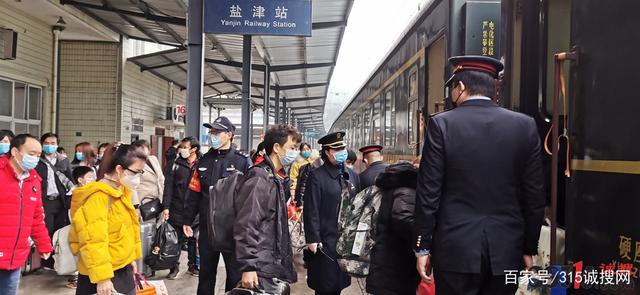 春运中的盐津站：两小时把“无名”旅客安全送到家