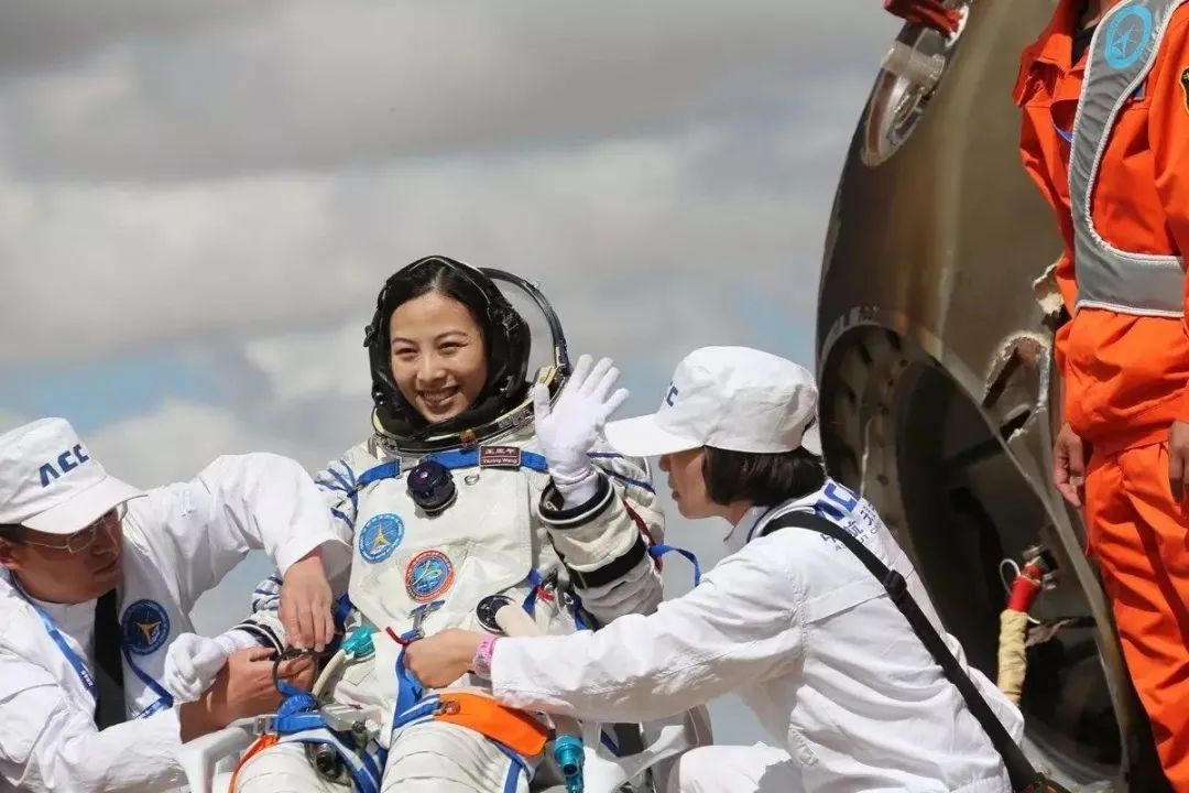 中国航天员首次太空过大年，王亚平女儿让妈妈只摘一颗星星