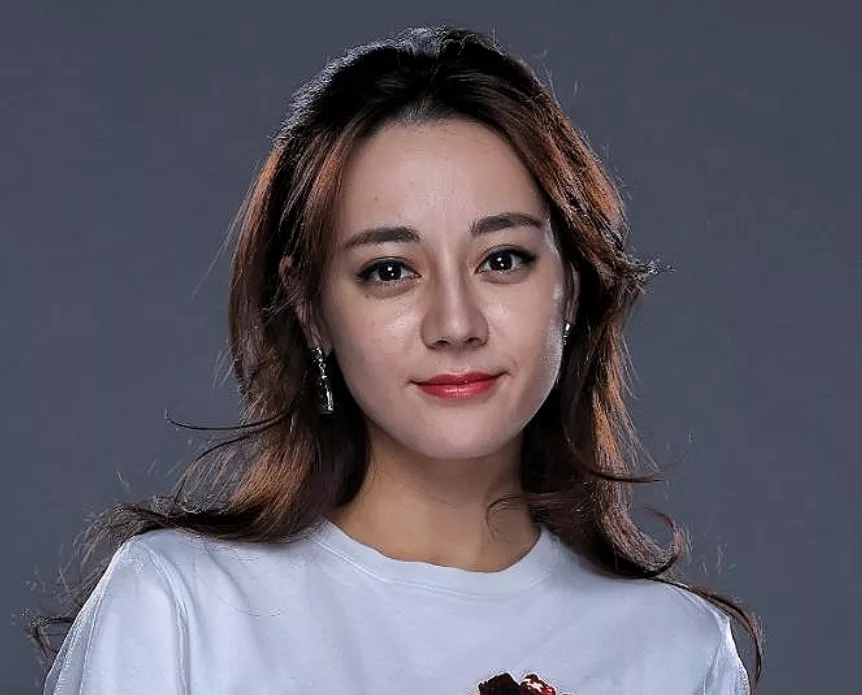 热巴新造型秀性感,工作室着急出图翻车,皮肤粗糙嘴巴起皮都没修