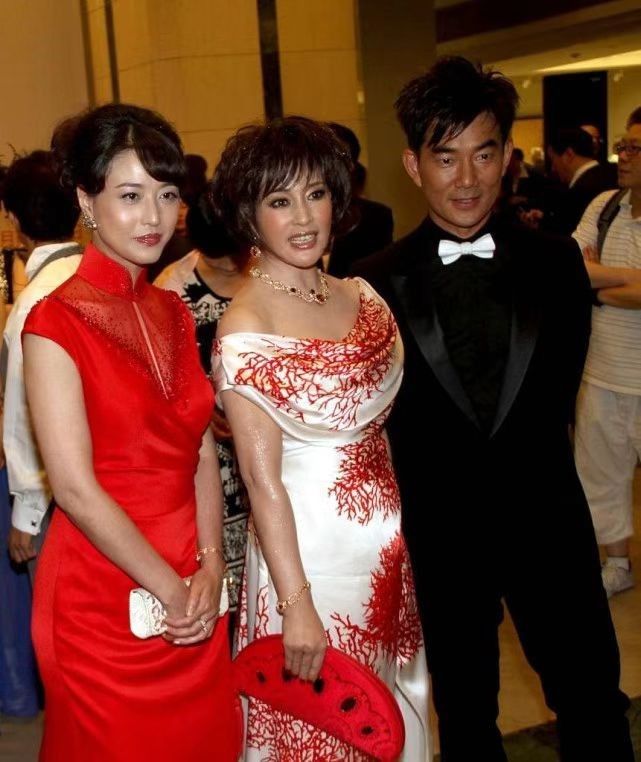 刘晓庆同框周海媚，妆容浮夸硬要扮嫩，却不及周海媚自然老去好看