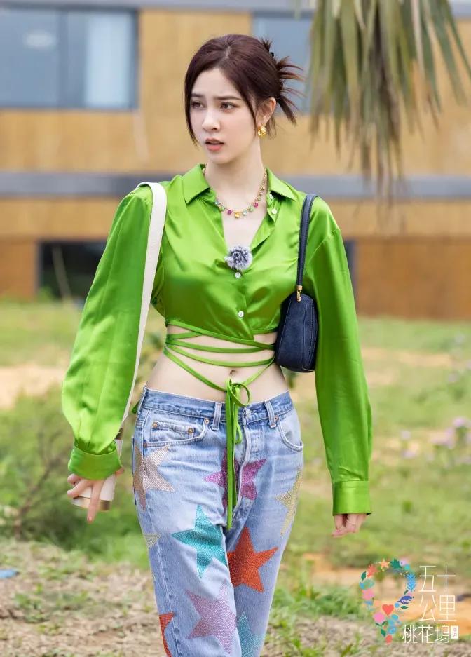 宋妍霏把牛油果绿穿出了高级和美艳