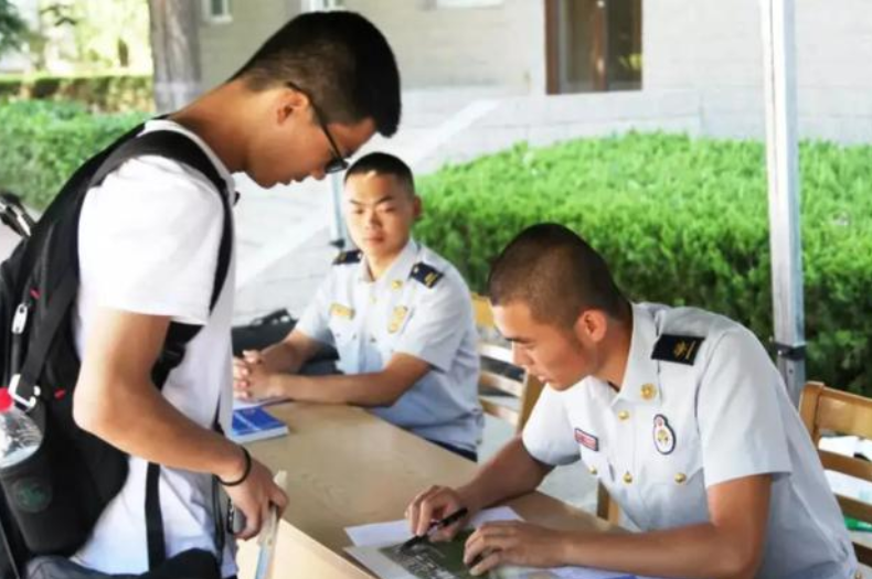 “视力不好也受歧视”？这4个专业近视眼尽量避开，成绩好也不行