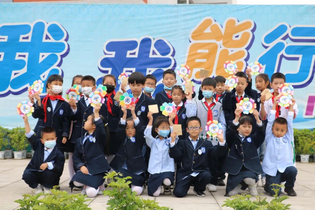 成都市双流区实验小学外国语学校举行月季花中队升旗仪式