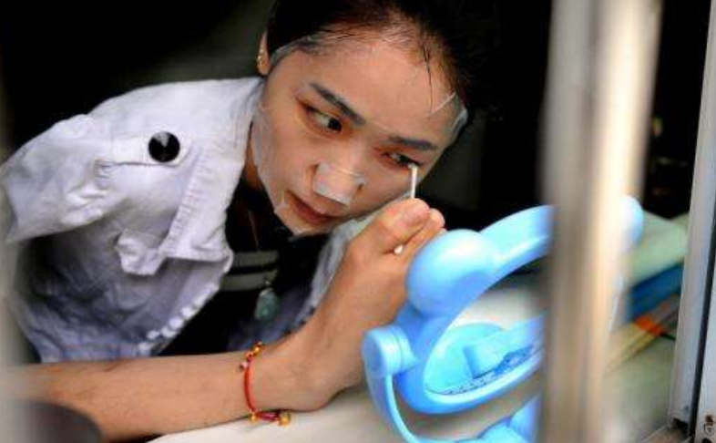 “折翼天使”杨佩：9岁失去双臂，23岁一夜爆红，如今身价上千万