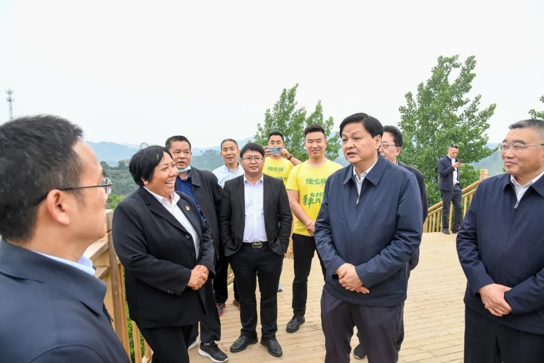 李万千在芷江调研乡村振兴工作时指出 ​推动现代农业标准化规模化品牌化 以产业发展促进乡村振兴