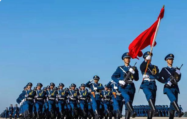 英姿飒爽的中国军人：坚毅面庞镌刻忠诚，挺拔身姿守护山河