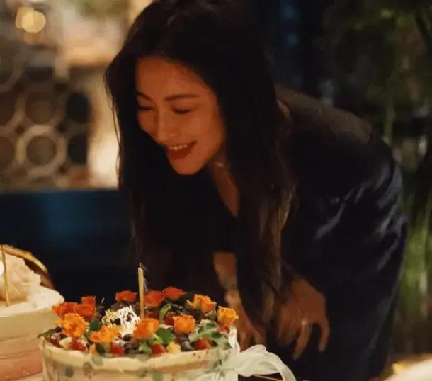 演员朱珠庆祝38岁生日宴会照幸福溢于言表