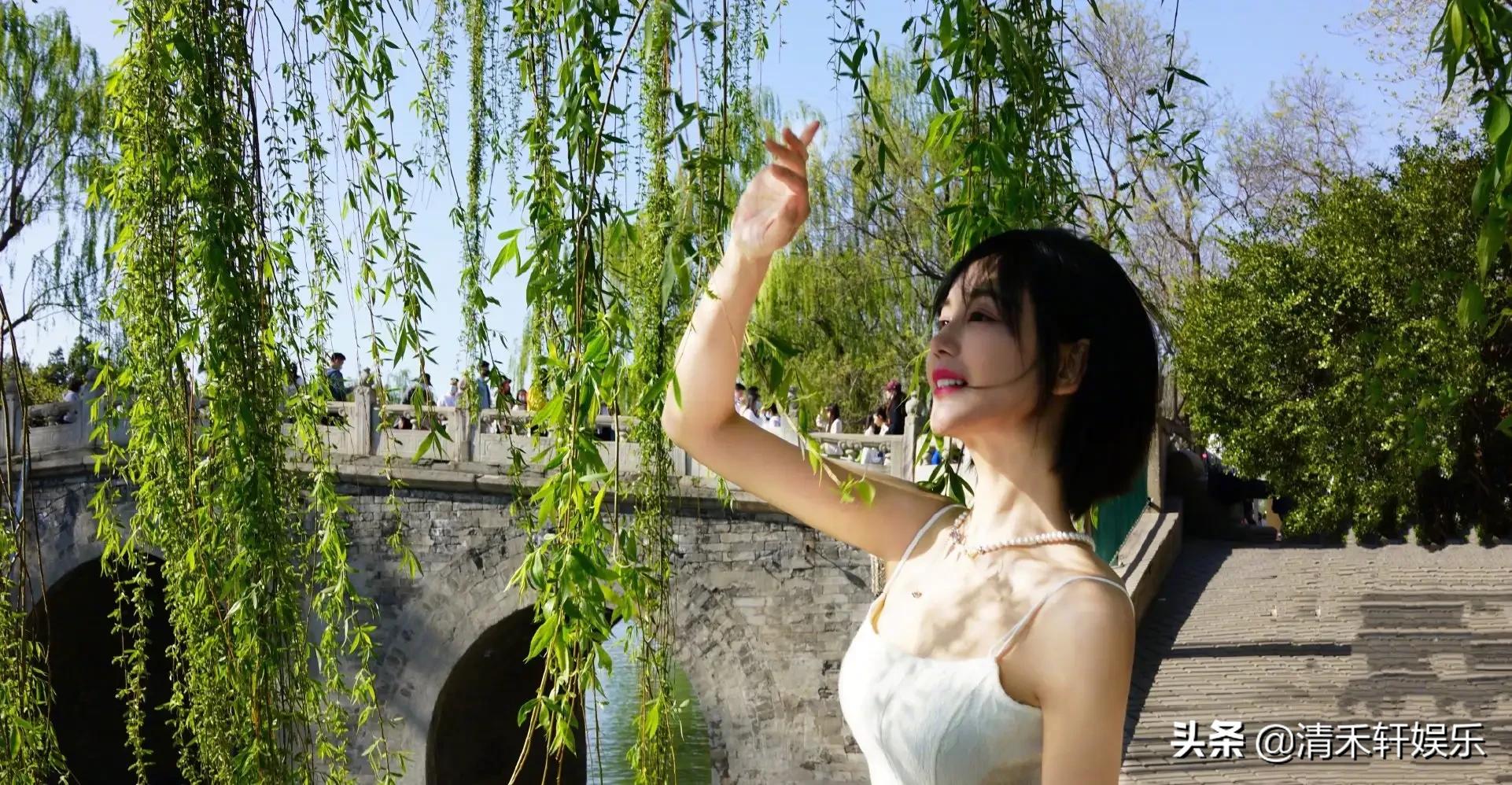 海陆，是一个活泼漂亮的小姐姐。爱外出旅游、也爱打拳，超酷