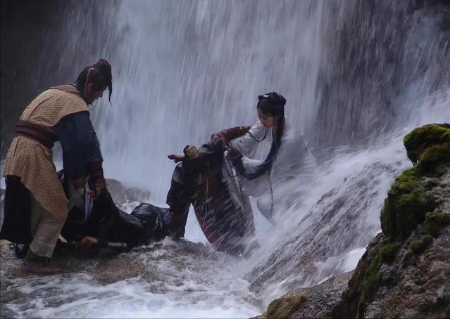 有一种“暖”叫善良，黄晓明救人，岳云鹏挡酒，个个细节见人品