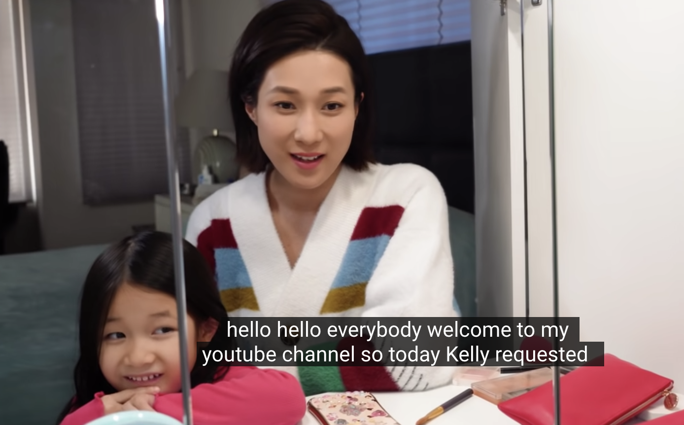 钟嘉欣和女儿为彼此化妆，英文粤语切换自如，Kelly表情古灵精怪