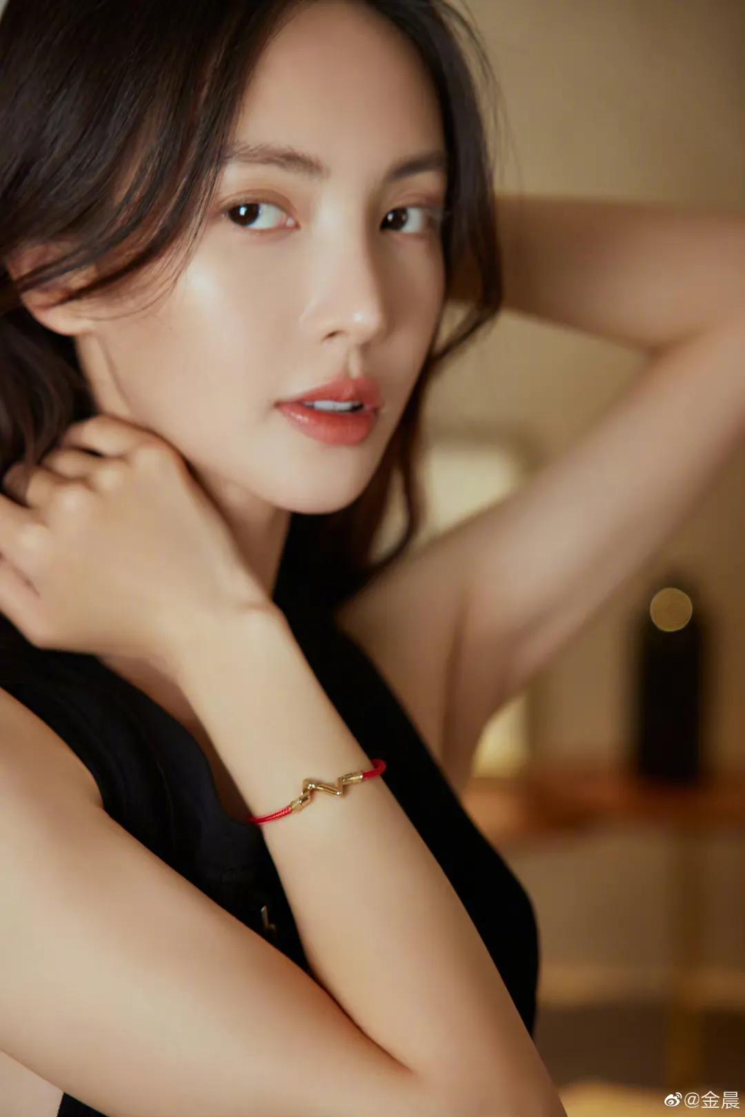 金晨、白鹿淡妆浓抹总相宜，自拍库存平易近人，领家妹妹即视感