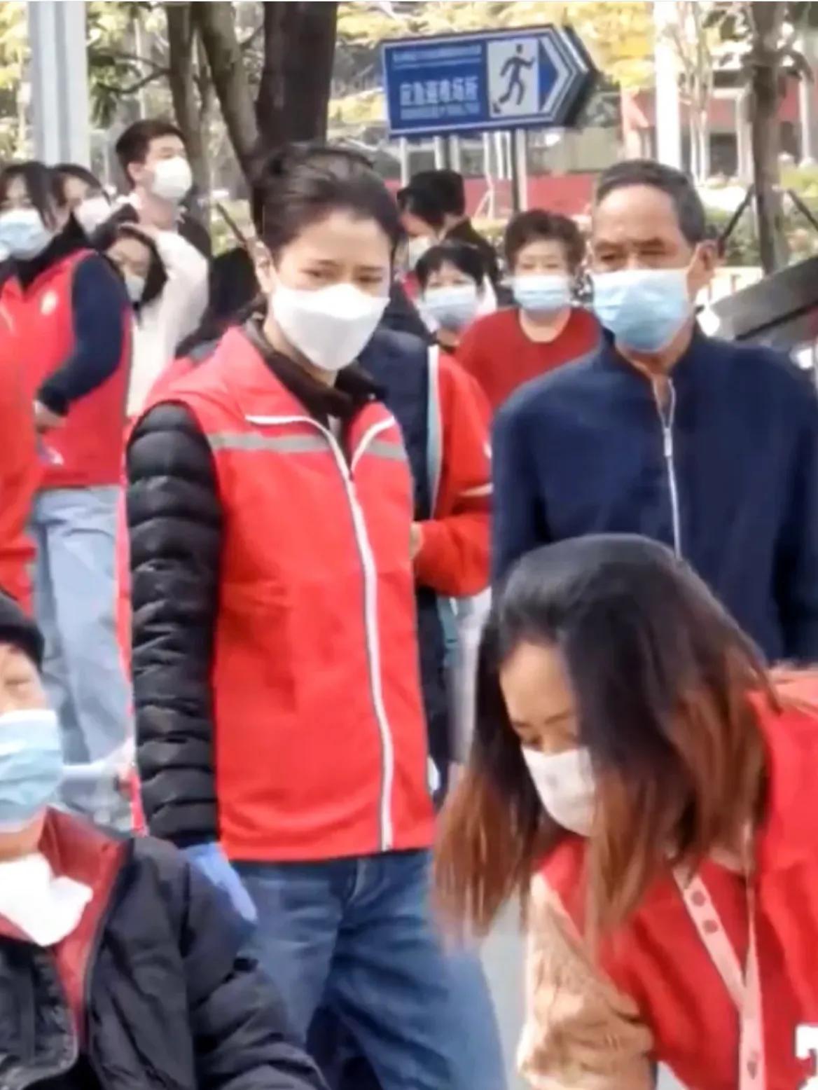 袁咏仪在街头做防疫志愿者，打扮低调朴素难掩好气质，亲和力满分