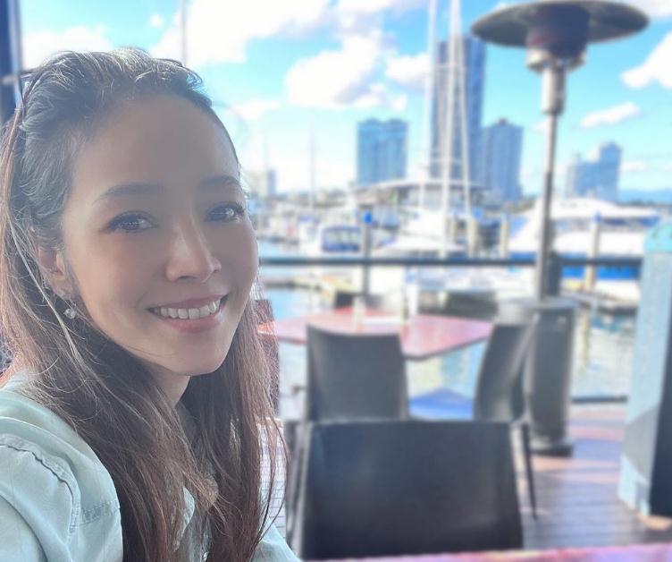 43岁侯佩岑坐游艇出海，拿香槟晒长裙美照，姐姐的状态和气质超好