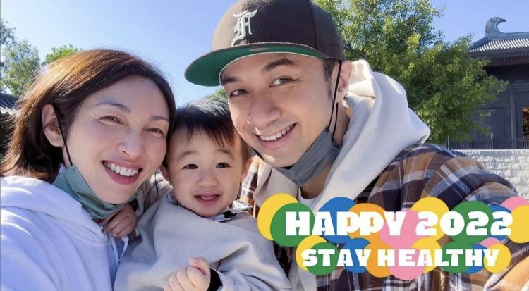 古巨基元旦分享全家福，儿子越来越像爸爸，夫妻俩开心笑出鱼尾纹