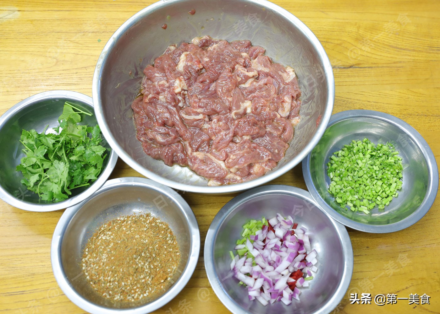 牛肉为何一炒就老？别只会焯水，牢记这2步，牛肉鲜嫩入味