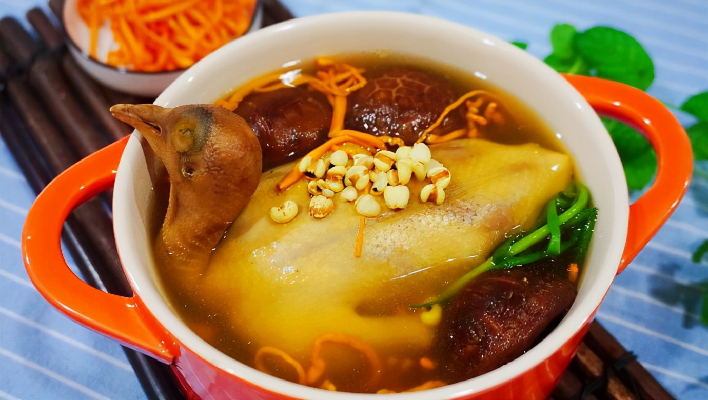 俗话说“一鸽顶九鸡”冬天手脚冰凉的，做这道鸽子汤，营养又暖和