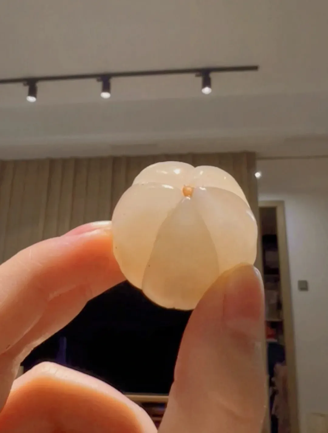 闺蜜去了趟泰国，给我寄来一箱水果，说这种水果国内水果店很少卖