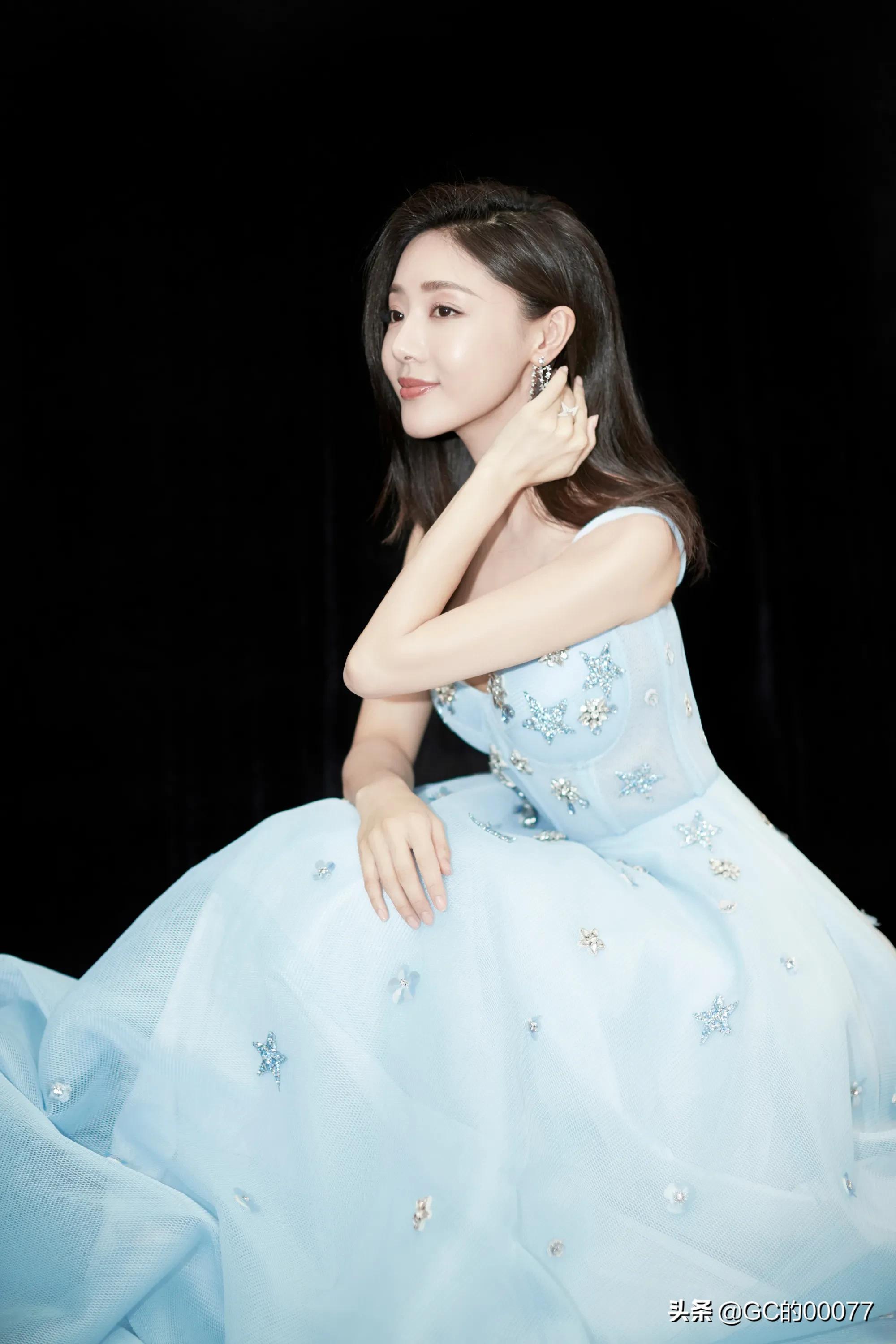 明星图片小姨妈邓家佳