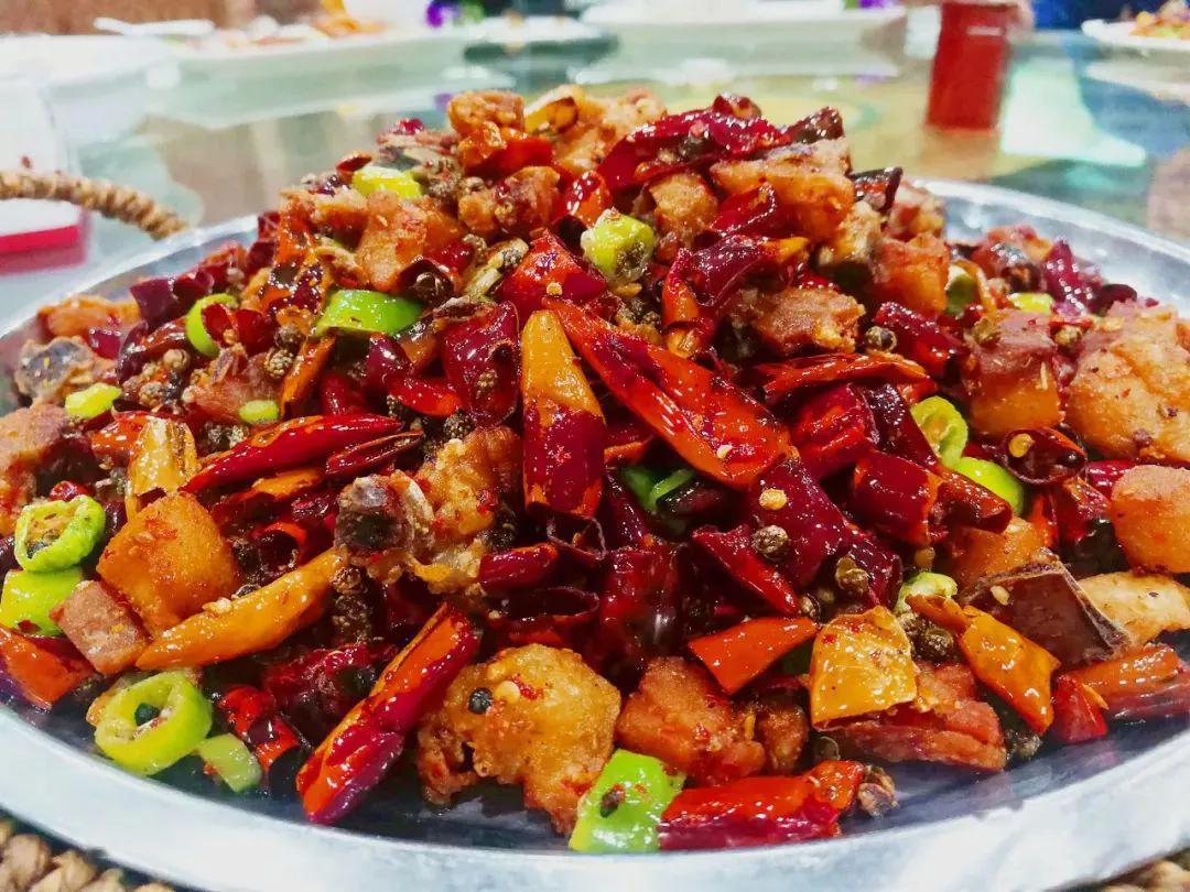 新疆大盘鸡是一道新疆名菜,又名沙湾大盘鸡.